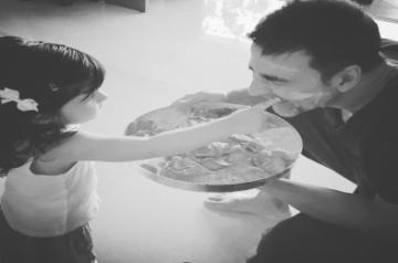 Twinkle shares Akshay Kumars photo with daughter says he is her wall.