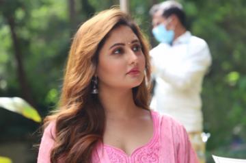 Rashami Desai on what prompted her to sign her debut OTT show 'Tandoor'.