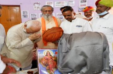 RSS chief Mohan Bhagwat meets Padma Shri Khan in Barmer to keep his promise made in Delhi.
