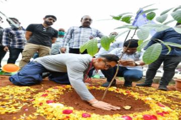 Amir Khan participates in Green India Challenge