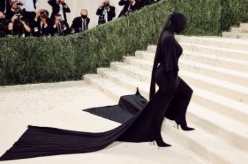 Kim Kardashian take the second picture from the set.(photo:Instagram)