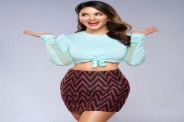Sunny Leone One Mic Stand 2