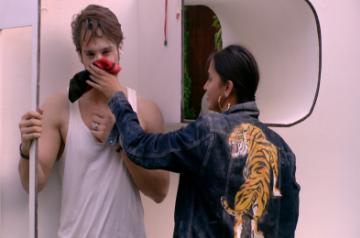 Bigg Boss 15 Ieshaan, Rajiv fight; Karan, Tejasswi grow close.