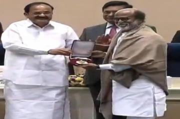 rajinikanth receives India's highest film honour.(photo:PIB twitter)