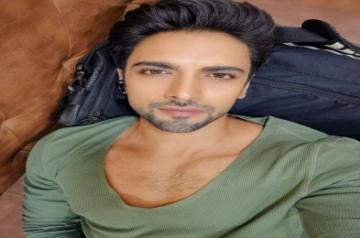 Aakash Ahuja says he admires SRK and draws inspiration from him.
