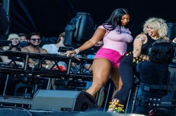 Miley Cyrus dances with Megan Thee Stallion at Austin City Limits 2021(photo:instagram)