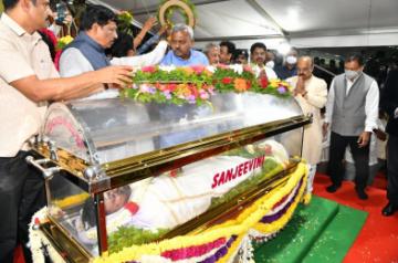 Actor Puneeth's daughter to reach by evening, funeral to be held this evening; distraught fan ends life.