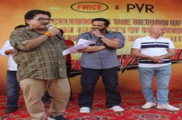 Film industry workers fete Rohit Shetty for 'Sooryavanshi' success.