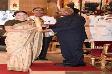 New Delhi : Kangana Ranaut received the Padma Shri from President Ram Nath Kovind at Rashtrapati Bhavan in New Delhi on Monday, November 08, 2021. (photo:Ram Nath Kovind Twitter)