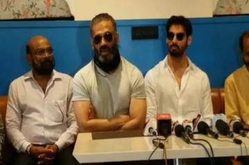 Suniel Shetty visits home town in K'taka, prays for success of his son's movie 'Tadap'.