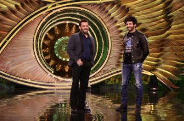 Bigg Boss 15 Kartik Aaryan finds a fan in Salman Khan.