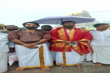 VISHAL offering prayers at Tirupati.