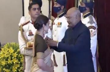 Actress Kangana Ranaut receives the Padma Shri.(photo:PIB Twitter)