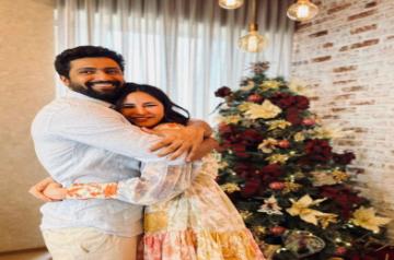 The couple of the moment posted a cute Christmas cuddle for fans on Instagram