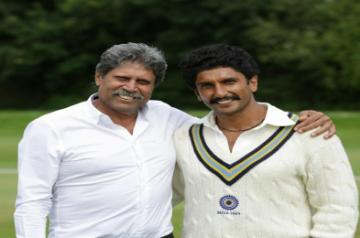 Ranveer Singh wishing Kapil Dev.