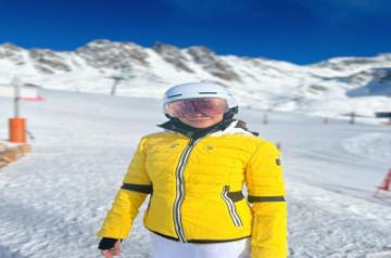 Samantha wows fans, friends with skiing skills