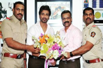 Nikhil Dwivedi felicitated by MumbaiÃ¢ÂÂs State Intelligence Unit.