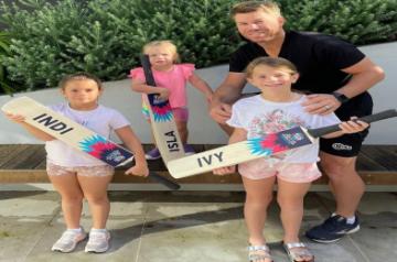 David Warner's daughters dance to Saami from Pushpa.