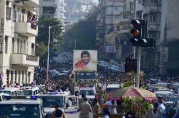 Mumbai :The body of Lata Mangeshkar, is taken for funeral procession outside her house in Mumbai, on Sunday, Feb.6, 2022.(Photo: Nitin Lawate/IANS)