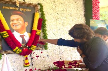 Bengaluru:Tollywood Actor Allu Arjun pays tribute to Sandalwood actor late Puneeth Rajkumar, in Bengaluru on Thursday 3rd February 2022.(PHOTO:IANS)