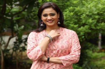 Shweta Tiwari stars with Sourabh Raaj Jain in music video