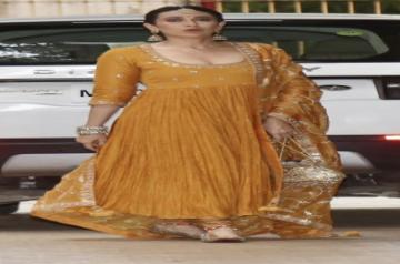 Ranbir-Alia wedding: Karisma Kapoor flaunts mehendi