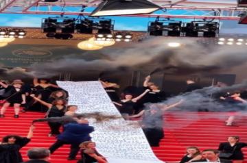 Women protesters smoke Holy Spider.(photo:@TheGregoryE/Twitter)