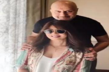 Mahima joins Anupam for photo shoot: Laughs through the tears