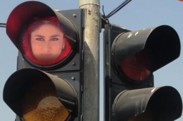 Kareena in red light for Delhi Police.(photo:Twitter)