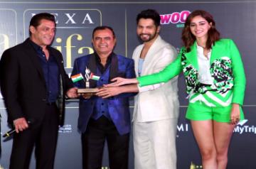 Outdoor media mogul presented IIFA trophy by Salman, Varun, Ananya.