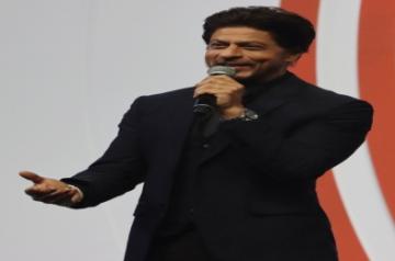 Shah Rukh Khan receives Global Cinema Icon of Cinema and Culture Narrative award at Sharjah International Book Fair 2022.