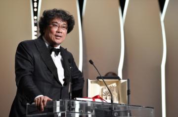 CANNES, May 26, 2019 (Xinhua) -- Director Bong Joon-Ho receives the Palme d'Or award for "Parasite" on stage during the closing ceremony of the 72nd Cannes Film Festival in Cannes, France, on May 25, 2019. The curtain of the 72nd edition of the Cannes Film Festival fell on Saturday evening, with South Korean movie "Parasite" winning this year's most prestigious award, the Palme d'Or. (Xinhua/Kim Yida\IANS)