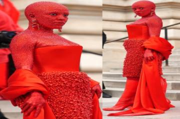 Doja Cat covered in red paint & 30,000 crystals for Paris Fashion Week.(photo:twitter)