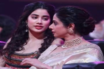 Janhvi pens note for Sridevi: 'I still look for you everywhere mumma'.(photo:instagram)