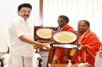 Stalin felicitates elephant whisperers Bomman and Bellie. (photo:@supriyasahuias/Twitter)