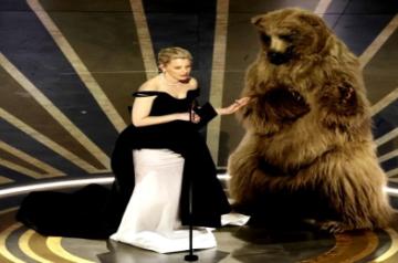 Oscar 2023: Elizabeth Banks trips on stage, blames it on bear from 'Cocaine Bear'.(photo:Twitter)