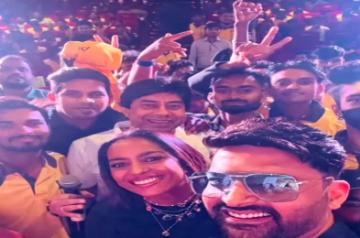 Kapil Sharma has a special moment with delivery boys at screening 'Zwigato'.