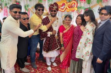 Kartik Aaryan attends his bodyguard's wedding, poses for pictures.(photo:instagram)