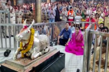Sara Ali Khan visits Mahakaleshwar temple in Ujjain.(photo:Twitter)