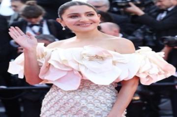 Anushka Sharma personifies elegance in her Cannes debut(twitter)