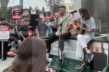 Imagine Dragons supports writers' strike by performing outside Netflix HQ(twitter)
