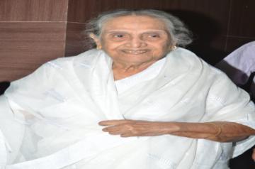 Mumbai: Veteran actor Sulochana Latkar during the 4th Hridaynath Mangeshkar Awards in Mumbai on Oct. 26, 2014. (Photo: IANS)